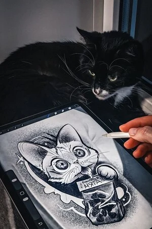 свободный эскиз тату котик в стиле ньюскулл