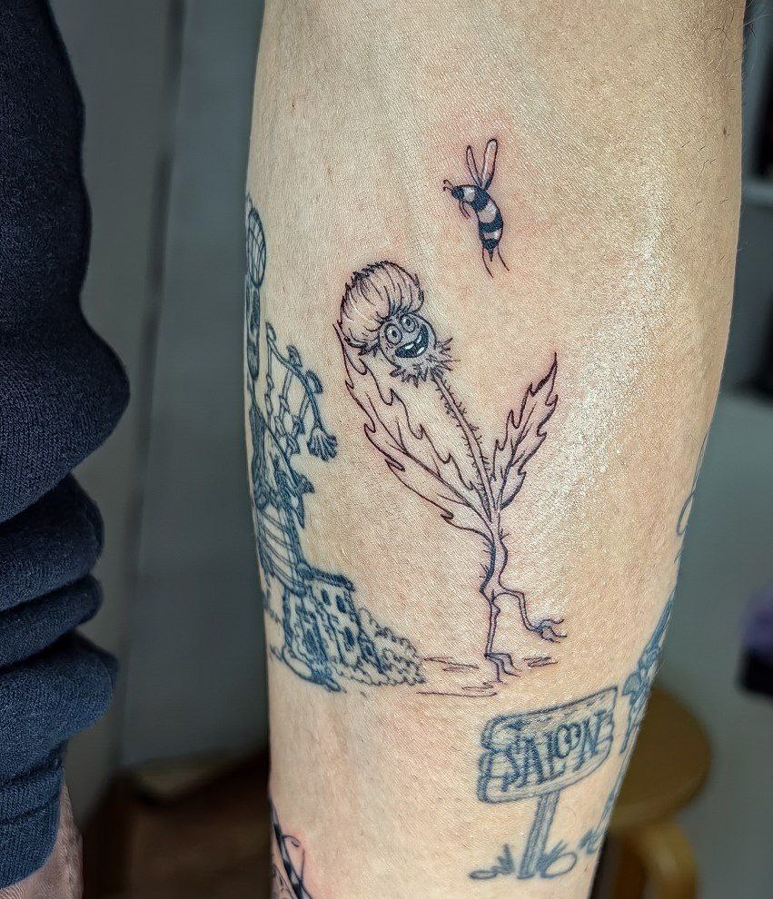 Татуировка в стиле графика, мультяшный чертополох с пчелой