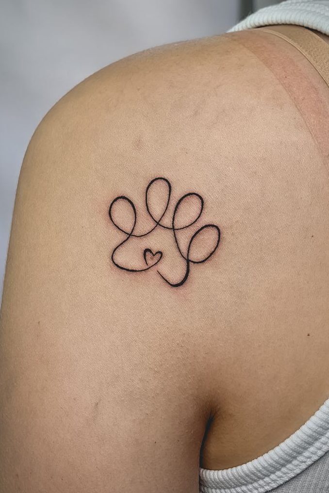татуировка на плече стилизованный отпечаток лапы собаки с сердечком