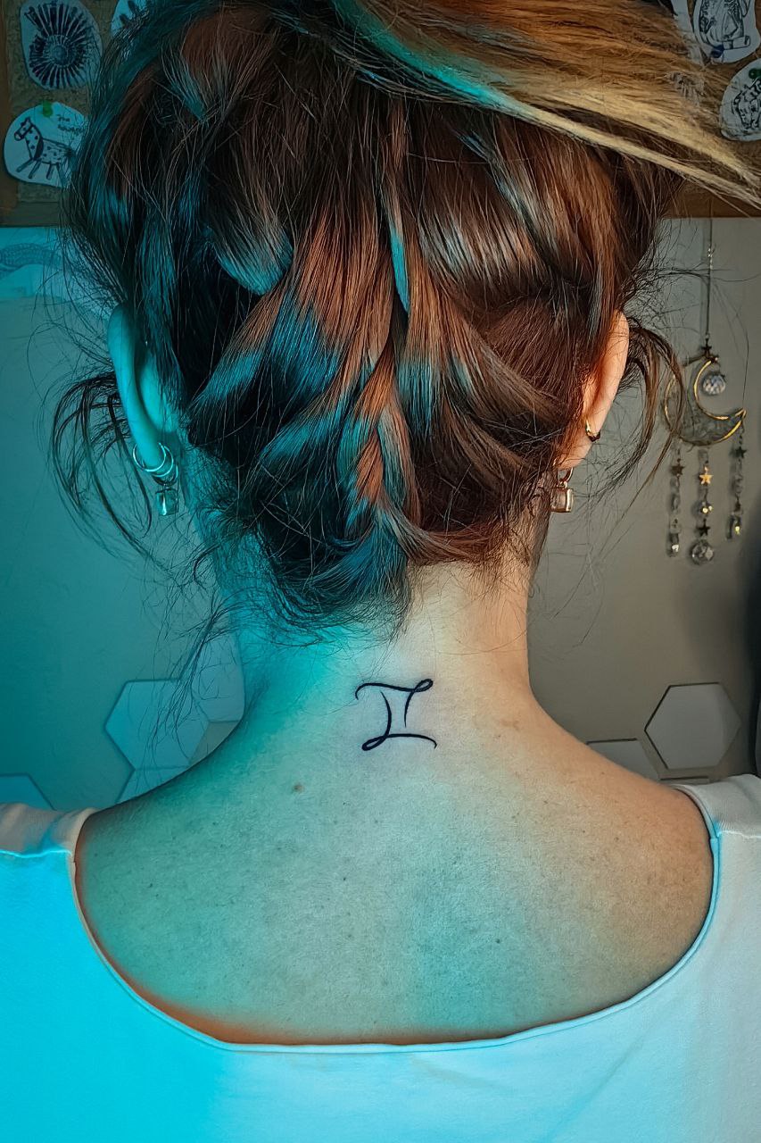 татуировка на шее знак зодиака близнецы стиль графика