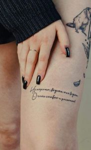 тату надпись над коленом для девушки